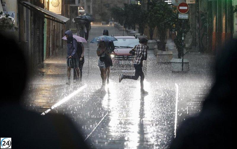 Llueve en Valencia y zonas de Alicante, con tormentas en l'Alt Vinalopó al cierre del viernes.