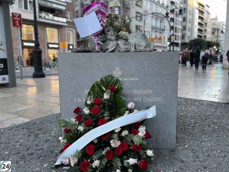 Homenaje a mascotas fallecidas en incendio de Campanar ante escultura 'Callejeros'
