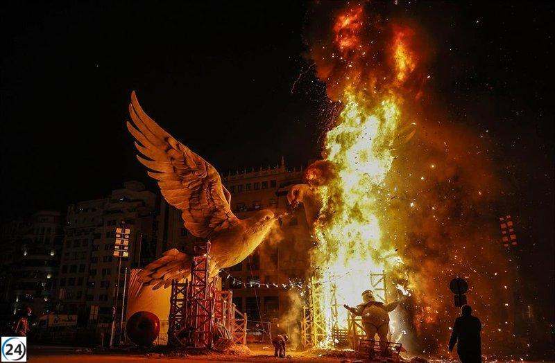 Los voluntarios de Cruz Roja atienden a más de 800 personas durante las Fallas de València.