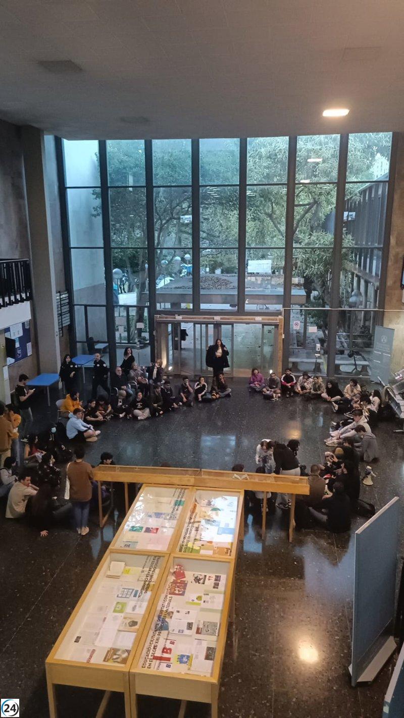 La Acampada Palestina se instala en la Facultat de Filosofia de la UV, desafiando a las autoridades.