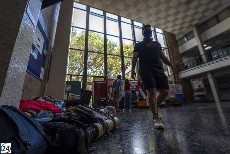 Estudiantes abandonan acampada en Facultad de Filosofía de València pero mantienen la protesta
