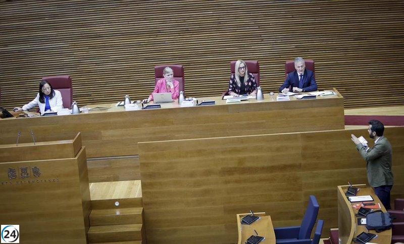 Llanos recita artículo 2 de la Constitución entre aplausos conservadores y críticas de la izquierda.