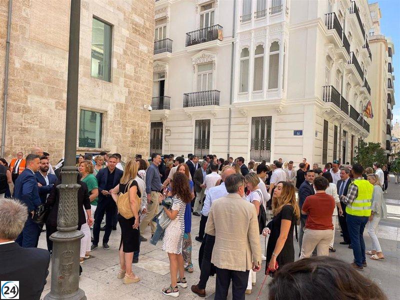 Diputados sorprendidos por alarma de incendios en Les Corts.