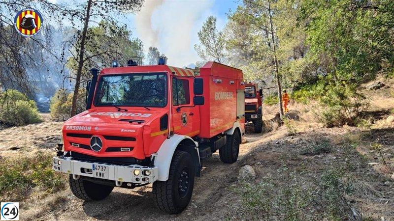 Incendio forestal en Simat obliga a desalojar diez viviendas y corta la carretera CV-600.
