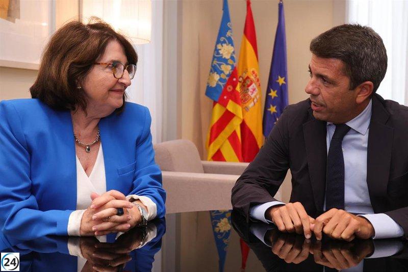 La rectora Navarro garantiza que la UA seguirá ofreciendo la carrera de Medicina.