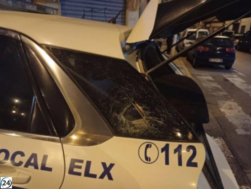 Vándalo en Elche destroza coche policial a cabezazos