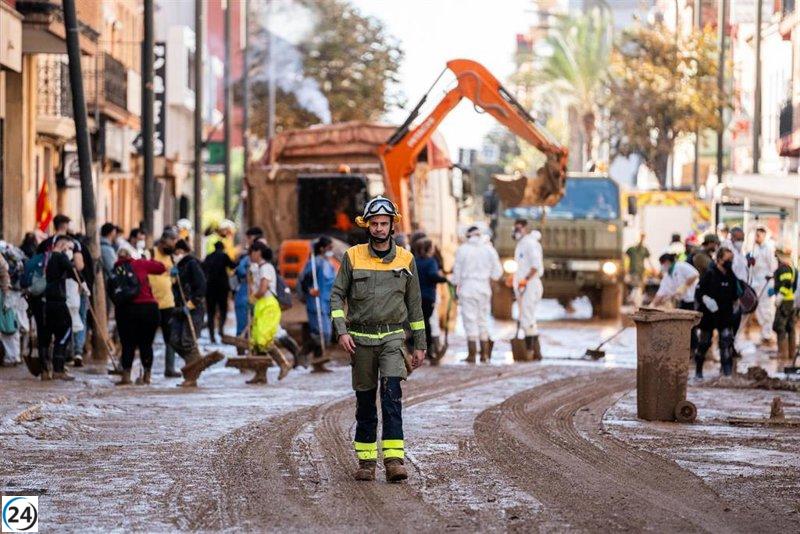 Bomberos evacuan edificio en Massanassa por daños estructurales tras la DANA.