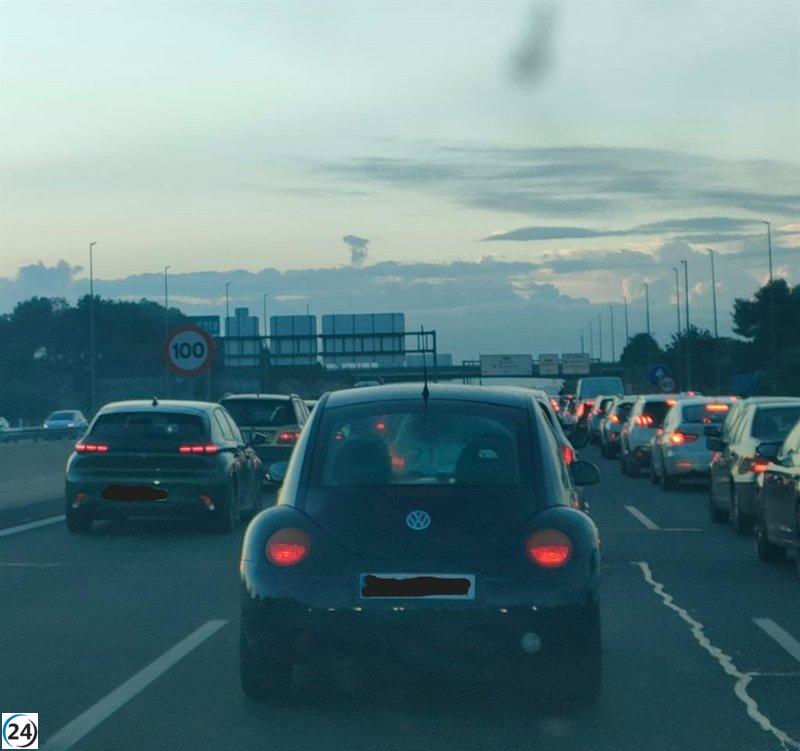 Largas filas de más de 25 kilómetros afectan accesos a València.