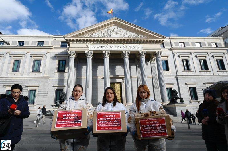 Familiares de víctimas de la dana presentan 65.000 firmas en el Congreso exigiendo justicia: