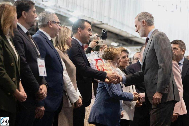 Mompó presenta a los Reyes la Senyera como símbolo de gratitud del pueblo valenciano tras la dana.