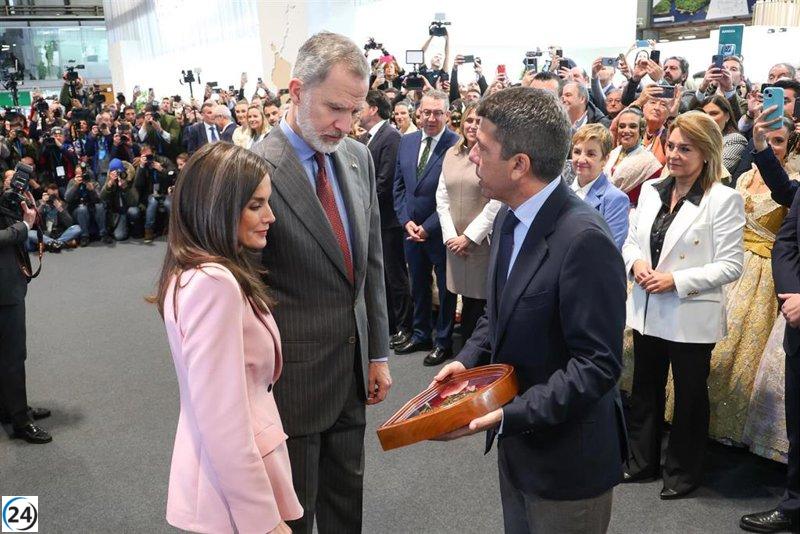 Los Reyes hacen acto de presencia en el pabellón de la Comunitat Valenciana en Fitur.