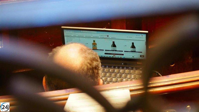 Concejal del PP de València sorprendido revisando página de vinos durante debate sobre la dana.