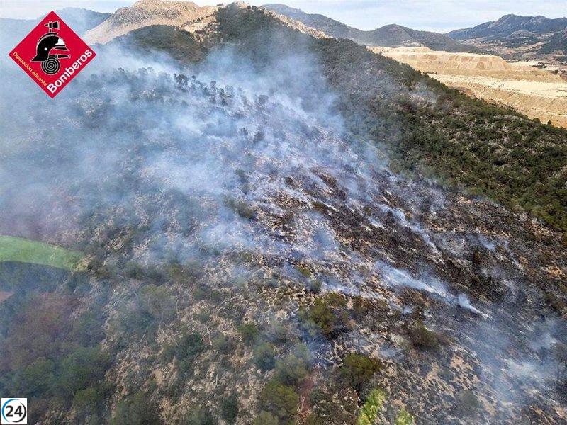 Bomberos combaten incendio en Algueña enfriando focos y superficies.