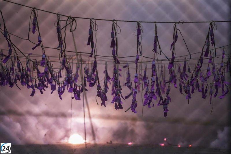 Nuria Martí se despide con una vibrante 'mascletà' del 8M que pinta el cielo de morado con el sonido de las bandas.