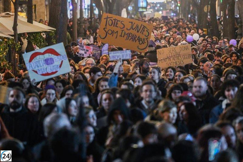 València se llena de morado en el 8M: marchas exigen dignidad y reconocimiento para las mujeres en la dádiva.
