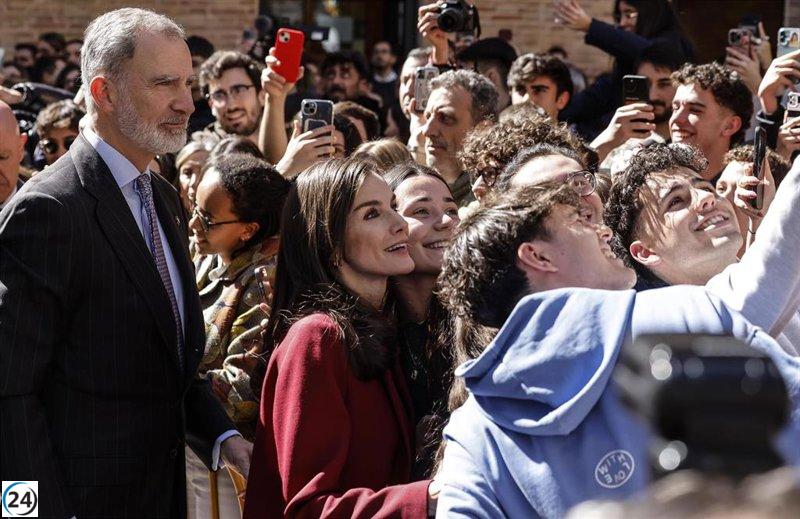 Los Reyes son ovacionados en València durante su visita post-dana.