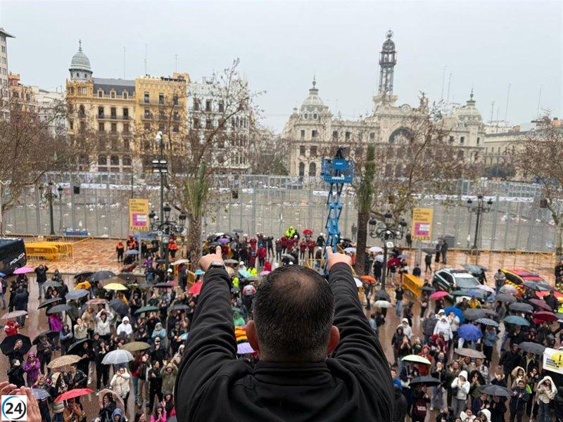 Pirotecnia Tamarit cautiva al público con su innovadora 'mascletà' a pesar de la lluvia incesante.