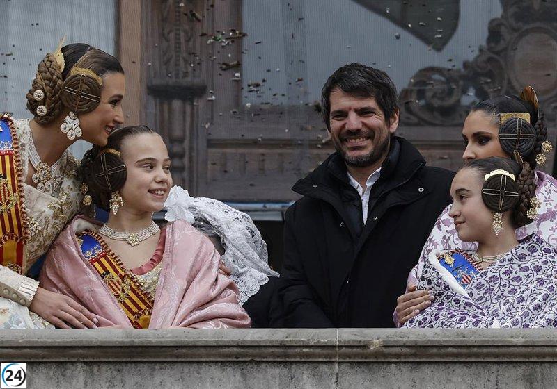 Urtasun anuncia nuevas ayudas para la reconstrucción que benefician a artistas falleros.