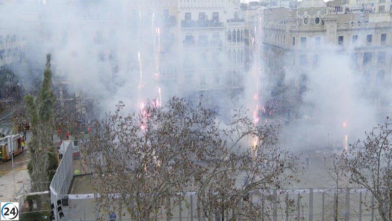Pirotecnia Mediterráneo triunfa ante la lluvia y mantiene viva la 'mascletà' en Valencia.