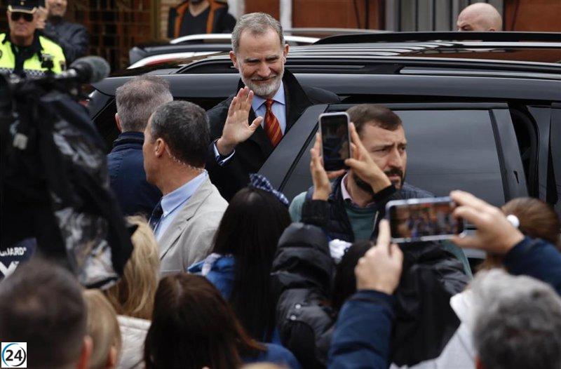 El Rey realiza una inesperada visita a las fallas de Torrent, tras la devastación de la dana.