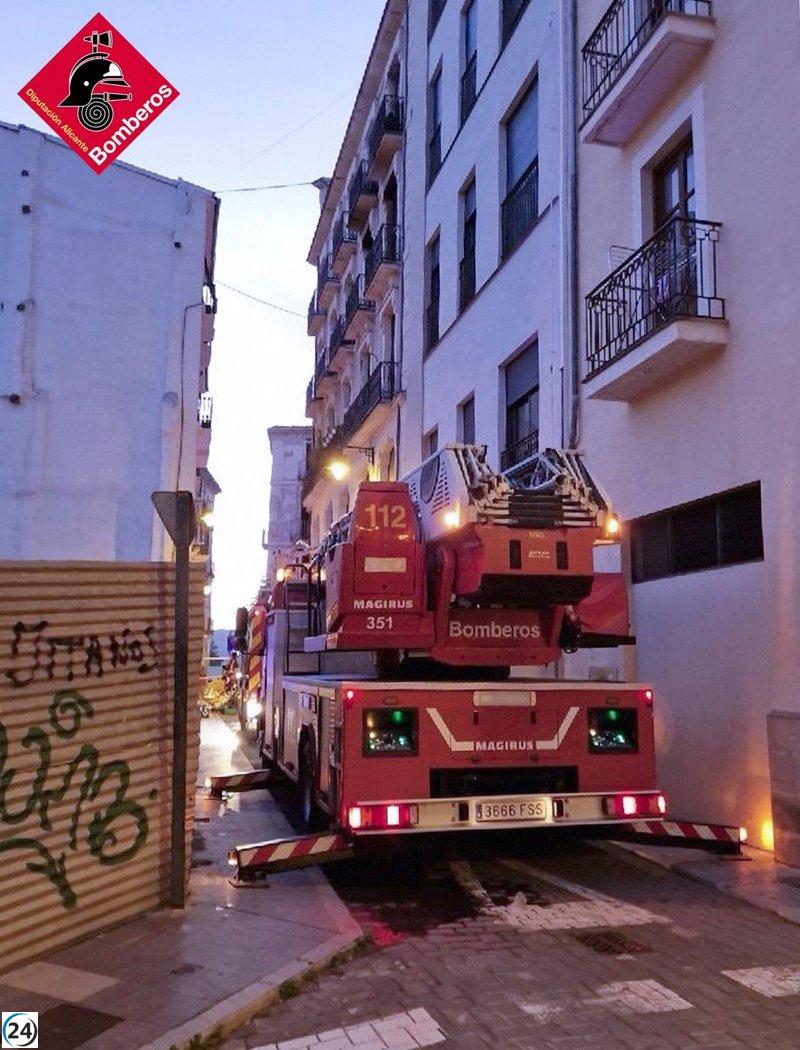 Mujer sufre quemaduras y otra es atendida por inhalación de humo tras incendio en vivienda de Alcoi (Alicante).