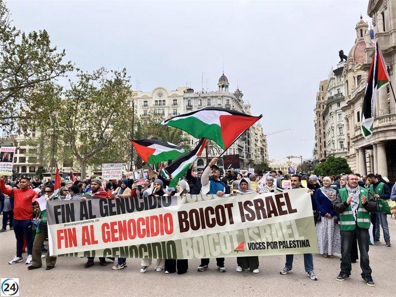 Manifestación en Valencia demanda al Gobierno el cese del suministro de armas a Israel y denuncia la complicidad de España en el conflicto.