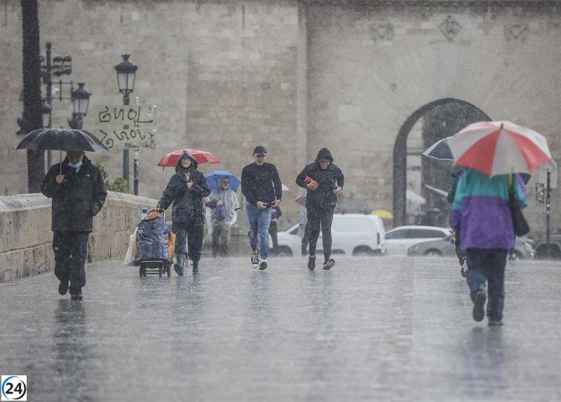 Tormentas arrasan Alicante tras azotar Valencia con rayos y granizo.