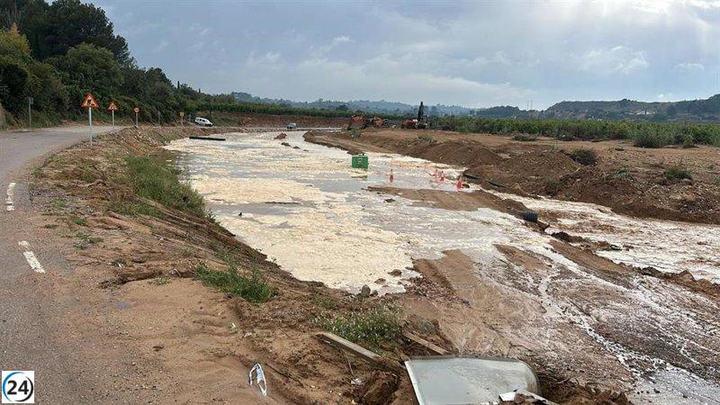 Tres trabajadores rescatados tras quedar varados más de una hora en el barranco de l'Horteta en Torrent.