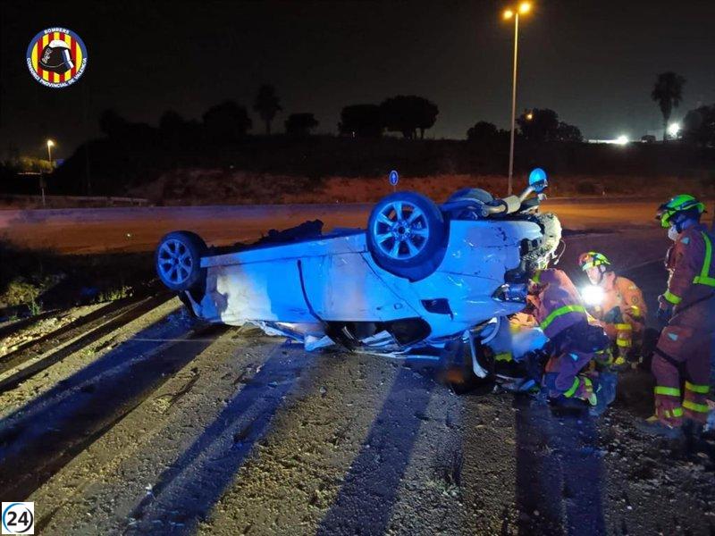Tres jóvenes resultan heridos tras volcar su coche en la CV-33 en Torrent, Valencia.