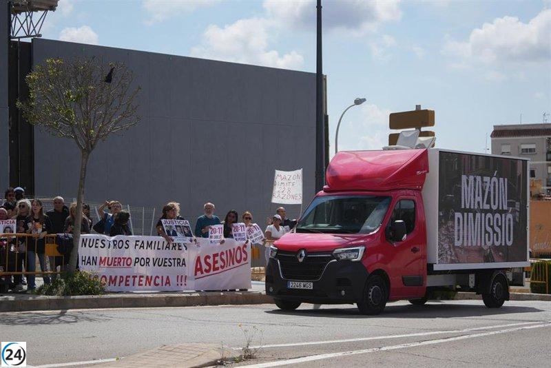 Protestan frente al Congreso del PPE exigiendo responsabilidad a Mazón: 