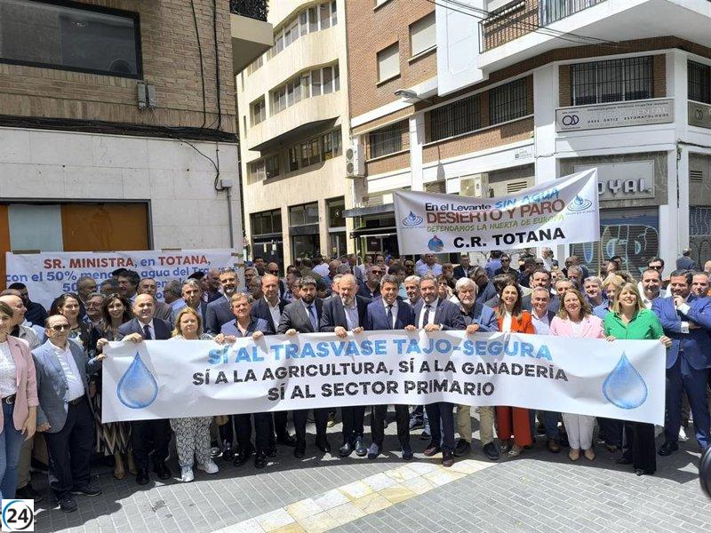 Mazón y López Miras respaldan a los regantes en oposición a las nuevas normas del trasvase Tajo-Segura.