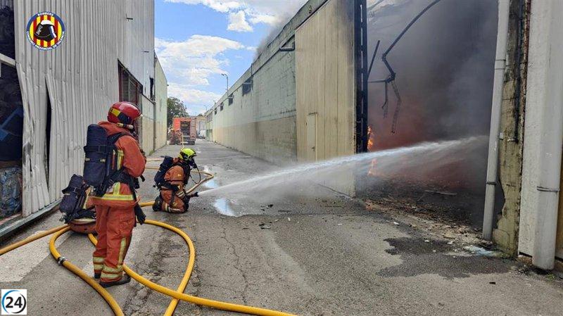 Incendio en planta de residuos en Silla ha sido sofocado.
