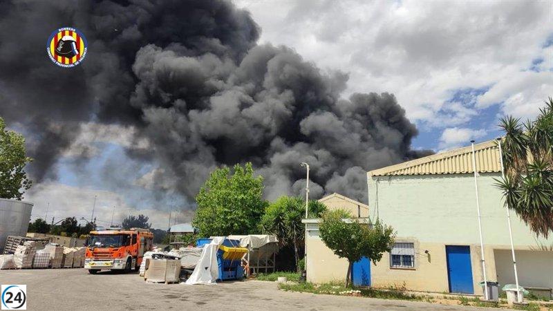 Apagan incendio en Silla que interrumpe el servicio ferroviario.