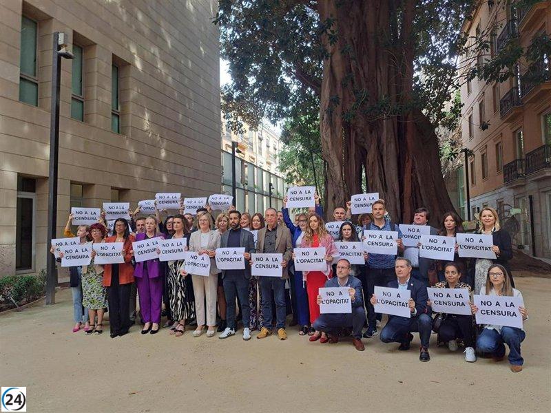 Diputados de PSPV y Compromís se manifiestan por falta de transparencia en Les Corts.