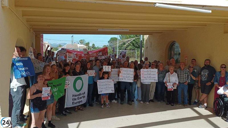Activistas europeas protestan en Bétera contra la ganadería industrial.
