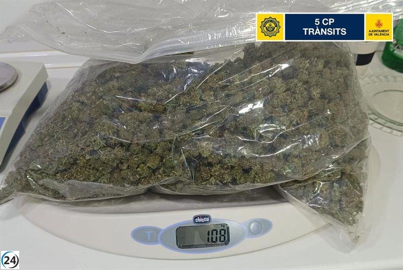 Tres arrestados, incluidos dos adolescentes, por evadir un control en València con más de 3 kg de marihuana en su vehículo.