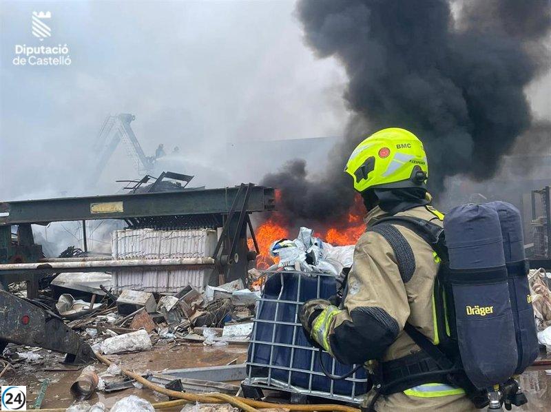 Apagan fuego en la planta de reciclaje de Burriana.