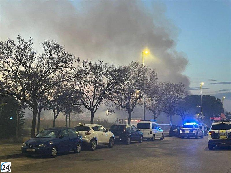 Recomiendan a residentes de Torrent sellar sus casas ante el humo tóxico de un incendio.