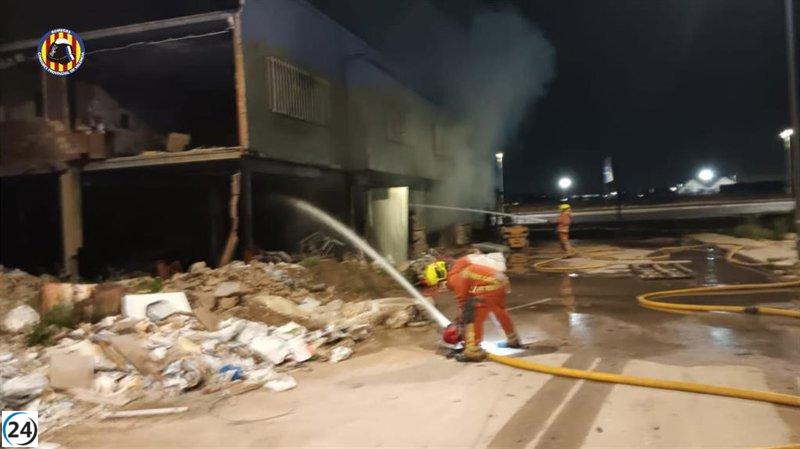 Bomberos rescatan a un hombre y su perro de entre las llamas en Torrent.