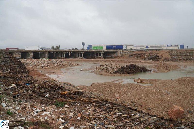 La CHJ rechaza acusaciones de vertidos en parcelas y asegura que la eliminación de vehículos en cauces cumple con la ley.