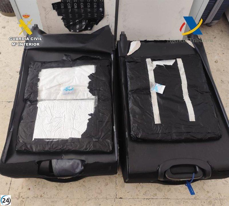 Aprehenden a dos individuos con seis kilos de cocaína en el aeropuerto de Valencia.