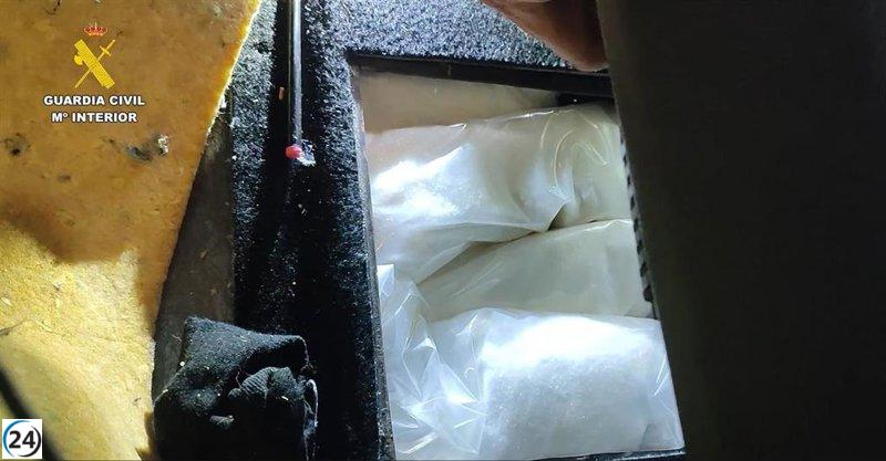 Descubren 20 kilos de metanfetamina disfrazados en un vehículo en el puerto de Dénia, Alicante.