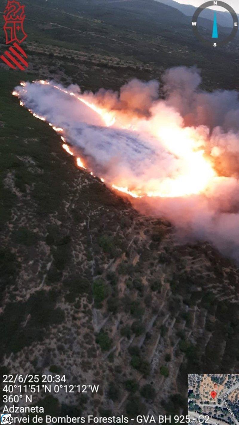Incendio arrasa matorrales en el Castell de Atzeneta del Maestrat.