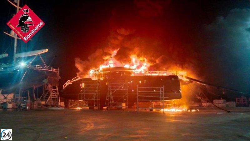Incendio consume un gran catamarán en el Puerto de Dénia.