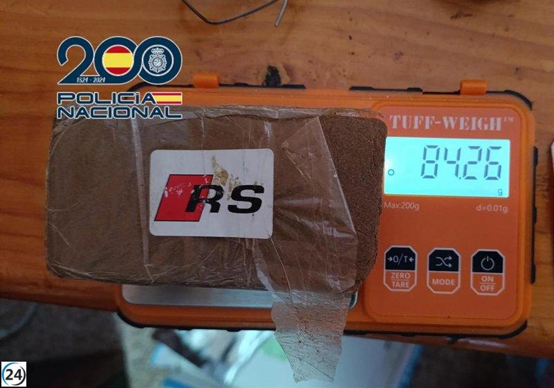 Desmantelan tráfico de drogas en Elda: cinco arrestos, incluido un menor.