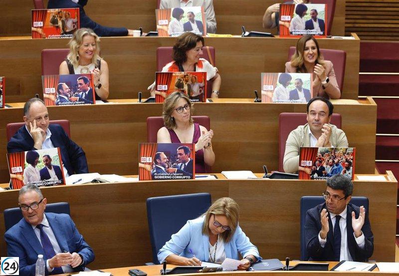 Diputados del PP en Cortes Valencianas muestran pancartas contra la corrupción, mientras el PSPV responde: