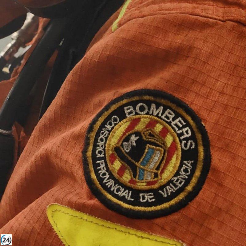 Emergencia en la A-7 en Picassent: Bomberos atienden fuga de camión de sustancias peligrosas.