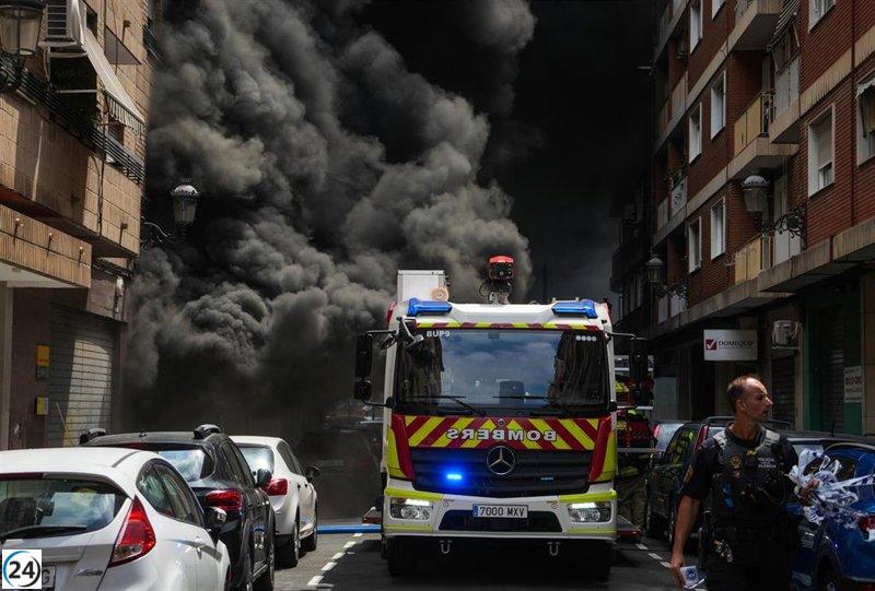 Incendio en local de la avenida del Puerto de València bajo control; 14 personas reciben atención médica.