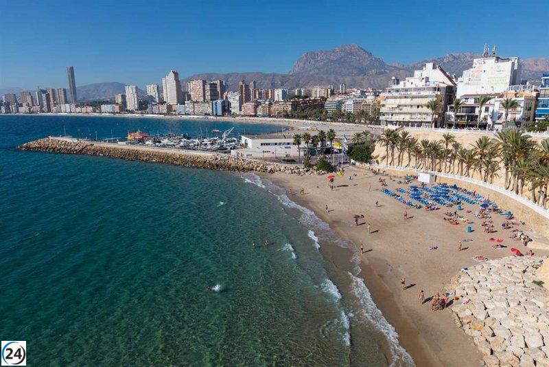 Benidorm reanuda el acceso a la playa del Mal Pas tras verificar la calidad del agua.