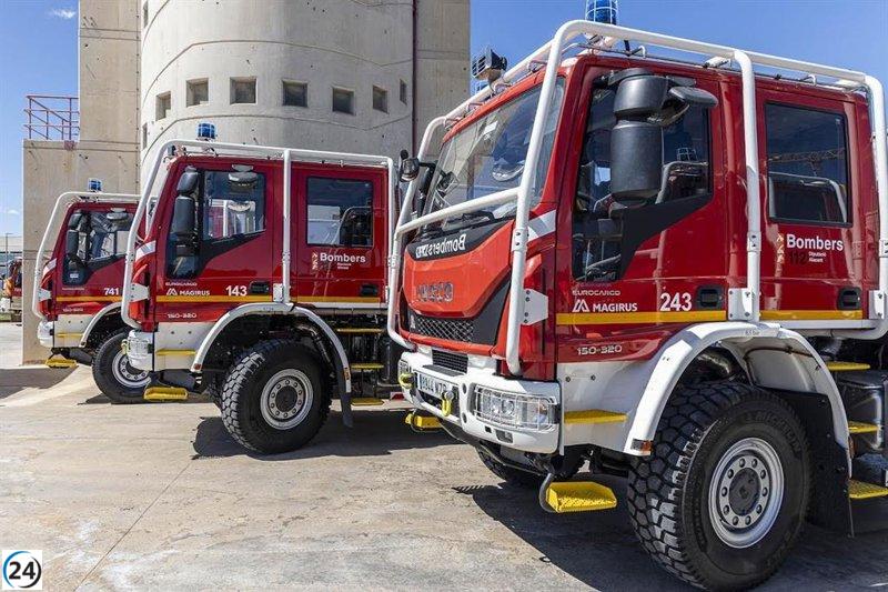 Nueve aeronaves y equipos de bomberos combaten el incendio en Ibi, Alicante.